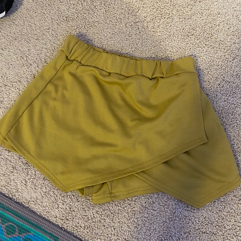 boohoo yellow skort with elastic waistband